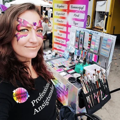 glimmermarie med set up ansigtsmaler og glimmerartist - eventkalender